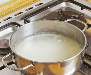 Очистка пригоревшей кастрюли содой или солью.