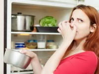 Как убрать запах в холодильнике