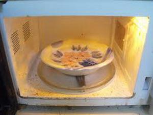 Как эффективно очистить микроволновую печь