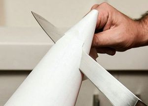 Хорошо заточеный нож легко режет бумагу