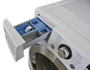 В стиральную машину заливают отбеливатель в отделение для порошка и отбеливателя.