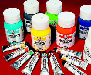 Акриловая краска выводится при помощи специальных пятновыводителей или народных средств.
