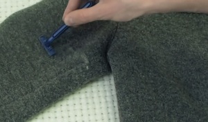 Как можно очистить одежду от катышек