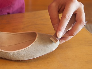 Как почистить обувь из светлой замши