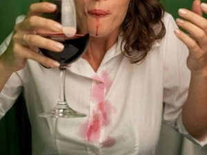 Красное вино на одежде - это неприятное пятно, которое все же можно удалить.