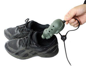 Сушка кроссовок производится также иногда при помощи пылесоса.