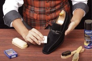 Уход за замшевой обувью проводится при помощи специальной щетки и обычной поваренной соли.
