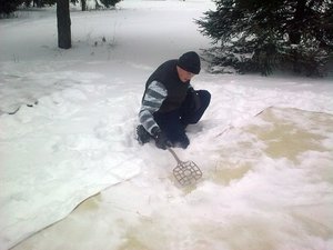 О том, что ковер можно очистить снегом, знают очень многие.