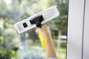 Окна можно мыть при помощи удобной щетки.