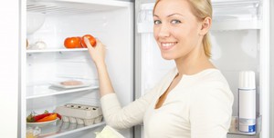 Холодильник периодически нужно мыть и очищать от пятен и неприятных запахов.