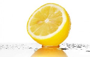 Лимон станет прекрасным помощником в избавлении от неприятных запахов.