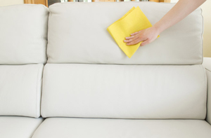Описание способа чистки дивана обтянутого светлой тканью