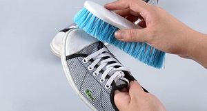 Обувь также можно выстирать при помощи щетки и мыла.