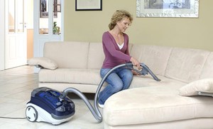 Уход за мягкой мебелью также важен для избавления от лишней пыли.