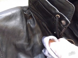 Как удалить монтажную пену на одежде