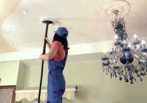 Описание нюансов чистки и мытья натяжных потолков