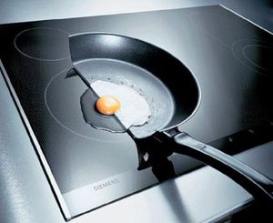 Посуда на индукционной плите должна плотно касаться дном поверхности.