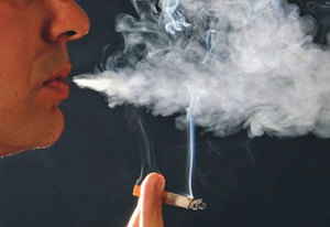 Среди последствий курения в квартире главное - это неприятный запах.