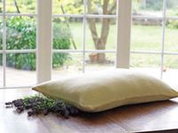 Перьевые подушки нуждаются в чистке как минимум раз в год.