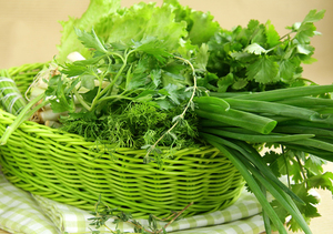 Свежая зелень в холодильнике