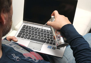 Как не разбирая ноутбук почистить его