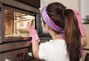 Как легко очистить микроволновку внутри