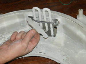 Накипь в стиральной машине образуется из-за длительного использования и жесткой воды.