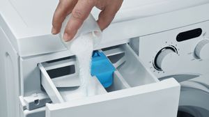 Куда нужно засыпать порошок в стиральной машинке