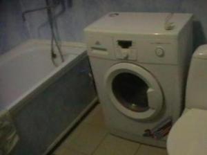 Стиральная машина Атлант СМА 35 М 102 поместится даже в небольшой ванной.