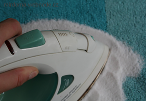 Соль также станет прекрасным помощником в чистке утюга.