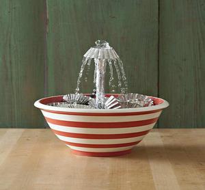 Самодельный водопад может быть простым и очень красивым.