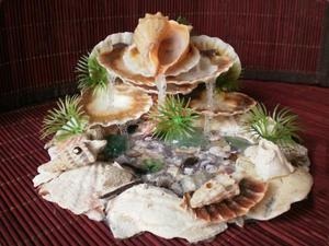 Для того, чтобы домашний водопад был красивым, можно использовать все, что есть в дома: ракушки с моря, пластиковые обрезки и т.д.