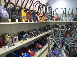 Сегодня на полках магазинов стоит огромное количество разных пылесосов, и к выбору надо подходить с умом.