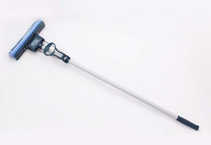 Швабра с отжимом помогает быстрее и проще вымыть пол в доме.