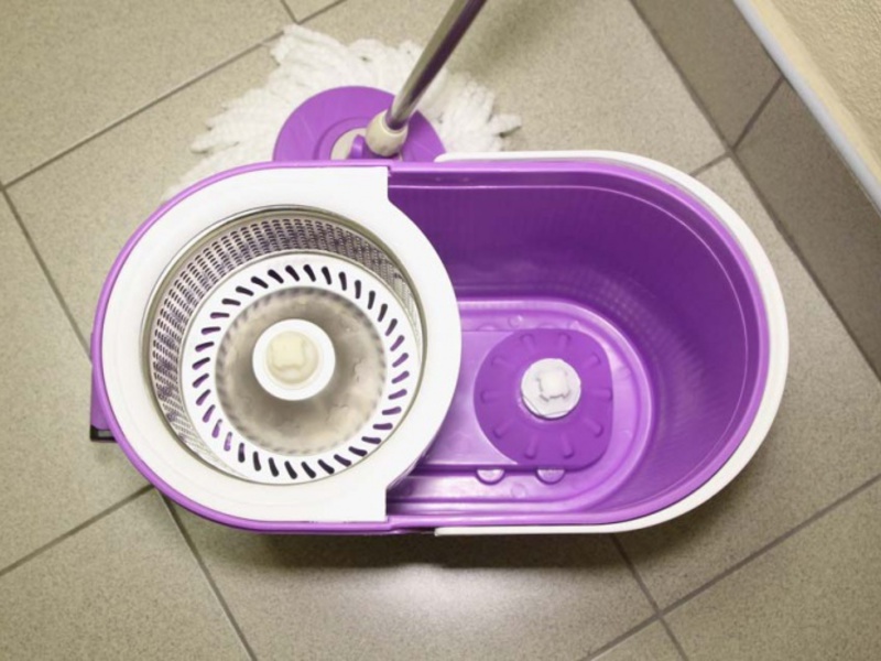 Ведро и веревочная швабра в доме будут очень кстати.