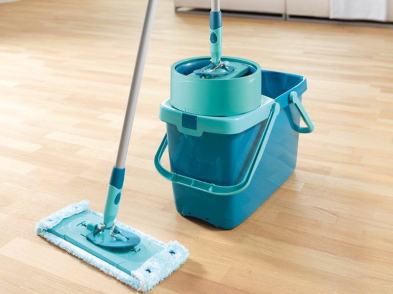 Два вида швабр в одном наборе - практичное решение.