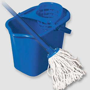 Веревочная швабр и ведро, система отжима находится в ведре.