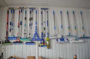 Швабры для разных домов в магазине.