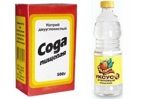 При помощи пищевой соды и уксуса также можно удалить грибок.