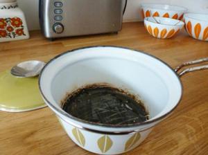 Как можно легко удалить пригоревшую грязь в кастрюле