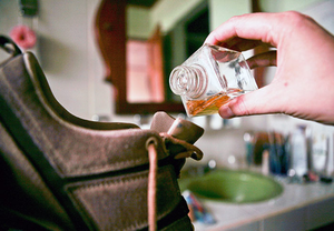 Способ убрать неприятный запах от обуви