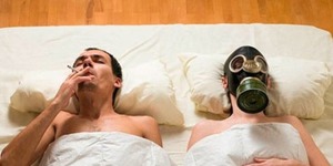 Курильщики и сами часто задумываются, как избавиться от неприятного запаха, который сопровождает курение в квартире.