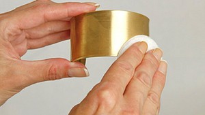 Как чистить золото тканью