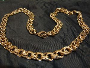 Золотая цепочка также может со временем потускнеть.