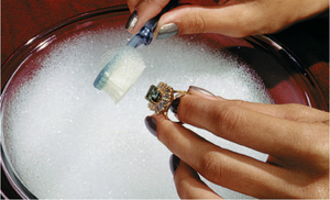 Золото чистят в мыльном растворе.