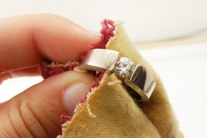 Чистка золота производится очень аккуратно.