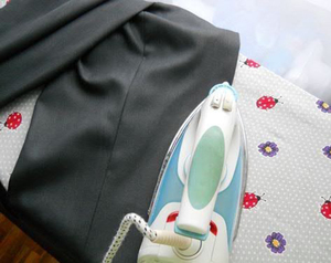 Брюки можно гладить через марлю, особенно, если они шерстяные.