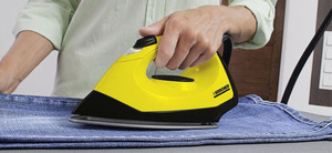 Нужно сначала сделать утюгом стрелки, а потом гладить поверхность брюк.