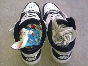 Обувь сушат традиционно с помощью старых газет.