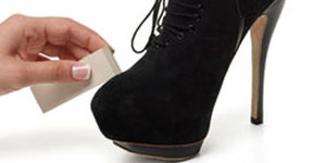 Замшевую обувь необходимо очищать каждый вечер приходя домой с улицы